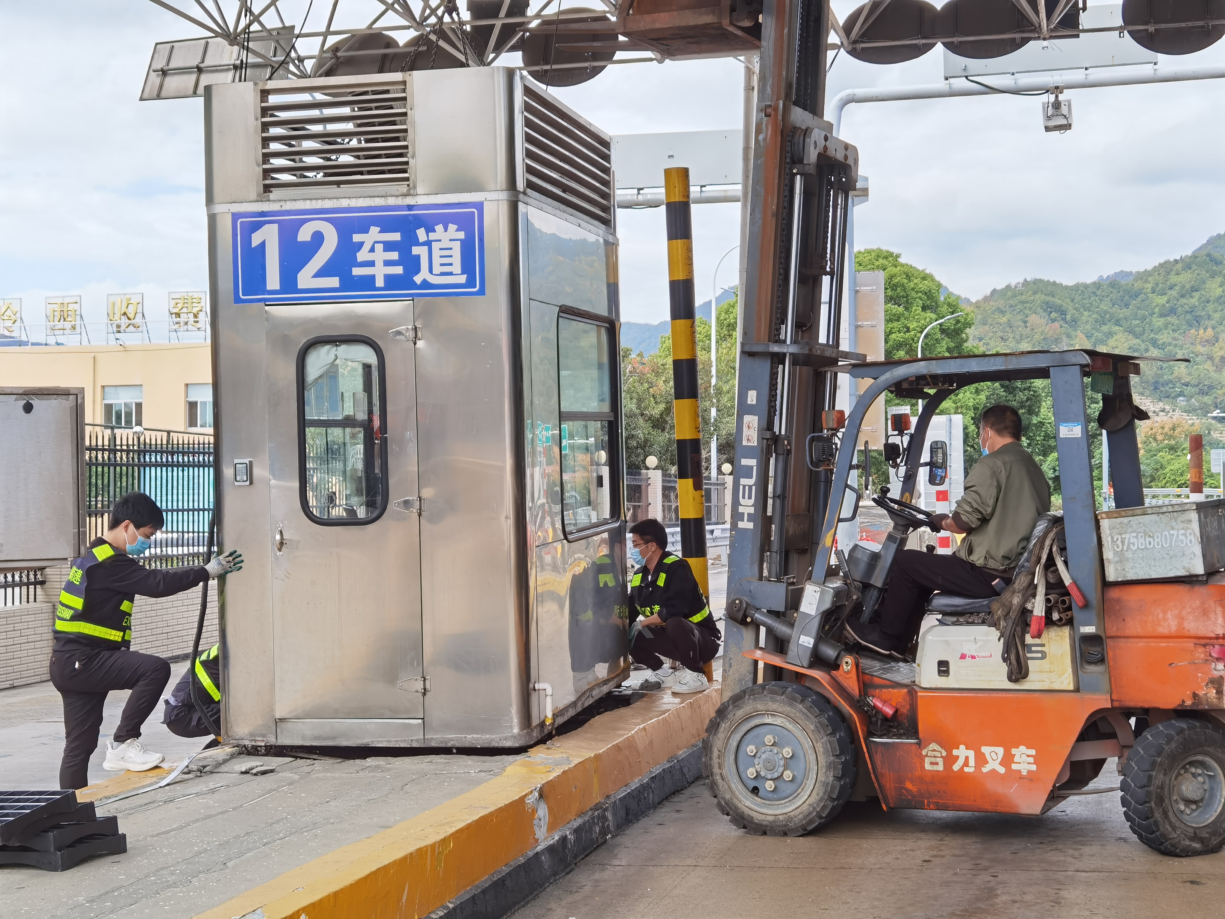 20221025維養(yǎng)中心、施救中心聯(lián)合對崗?fù)みM行搶修1——鄭霞霞拍攝.jpg